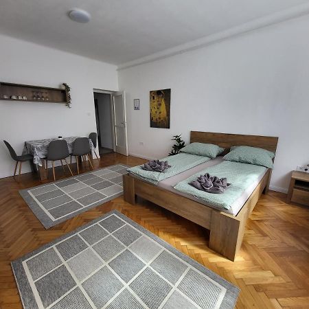 Downtown Studio Apartman Pecs Luaran gambar