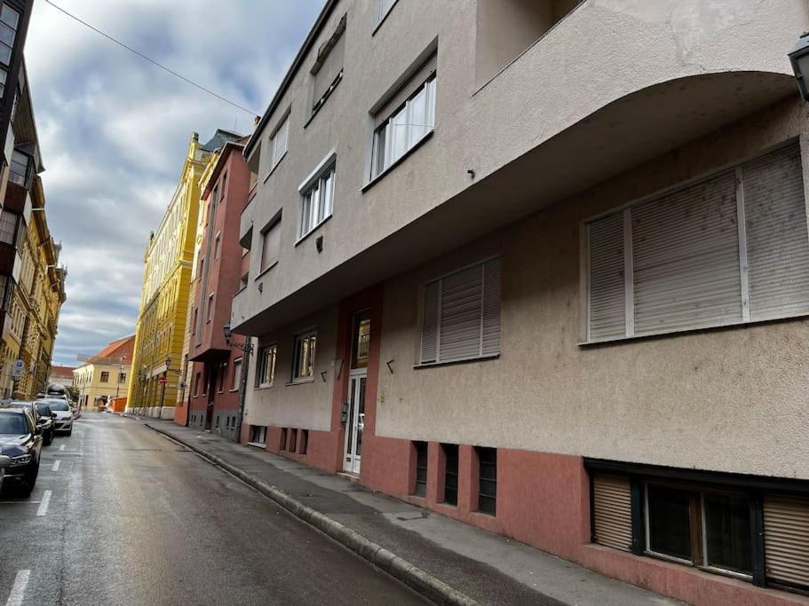 Downtown Studio Apartman Pecs Luaran gambar